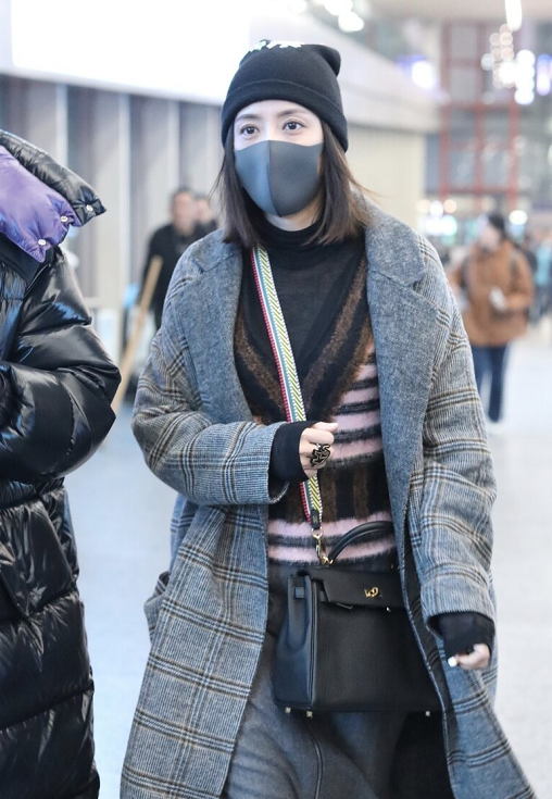 贾静雯太会打扮自己,灰色格纹大衣配半身裙优雅精致,温柔高贵