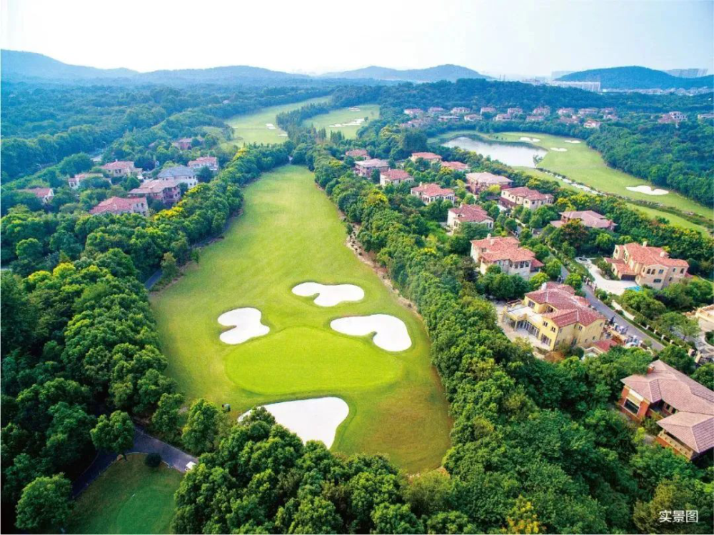 (钟山国际高尔夫实景图)在近日举办的第四届地新引力峰会物业管理高峰