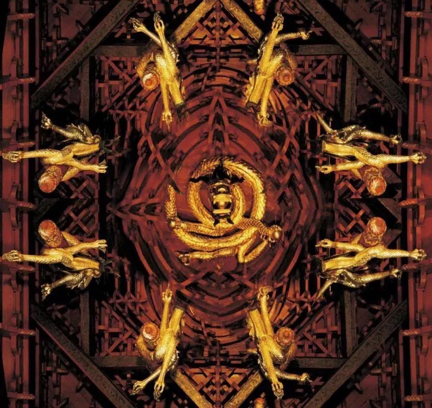 值得一提的是,殿宇重重的法雨寺内还珍藏着普陀山三宝之一的九龙藻井.