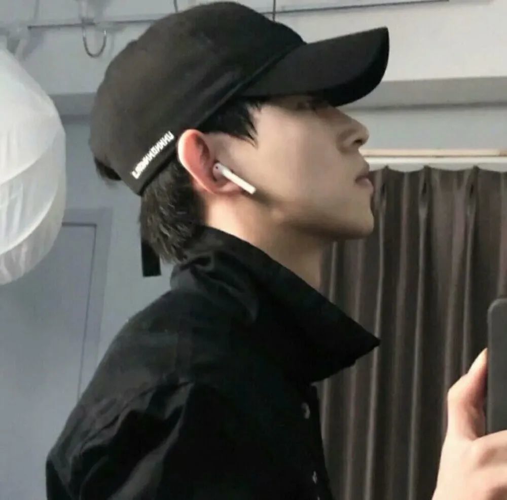 男生头像开开心心的睡觉才叫睡觉啊