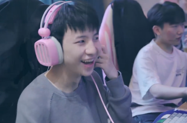 we发布线下赛vlog青训打野在休息室哭泣旧梦手足无措的背锅安慰