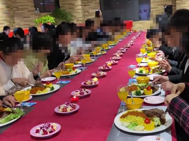 108名中学生吃豪华晚宴，校领导穿正装服务端菜：这是我校的传统