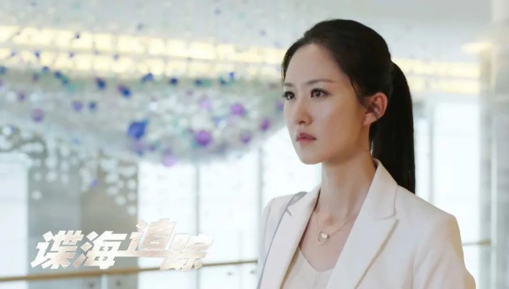 此次在《谍海追踪》中,张雯饰演的侦察员陆欣展现了国安人员保卫人民
