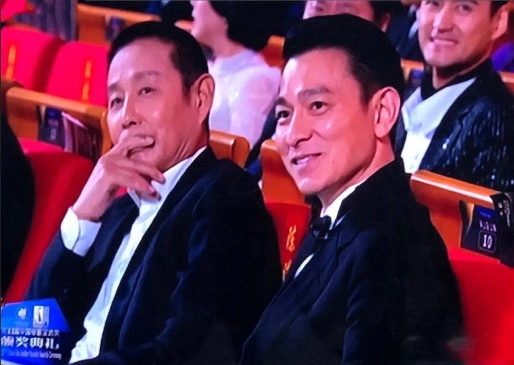 巧合的是:主办方把成龙和刘德华都安排在了陈道明的左边!
