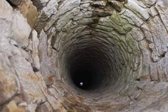 专家冒死潜入鬼井发现数十件国宝并揭开一历史奇闻