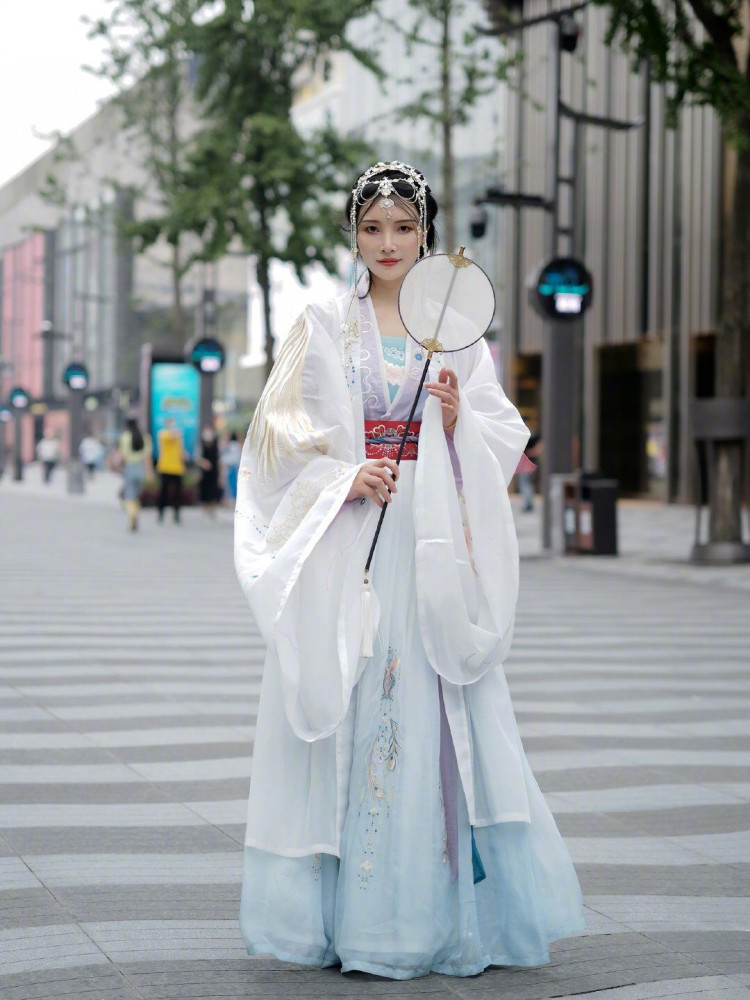 街边的汉服小姐姐太有仙气了吧,好像是从画中走出来的
