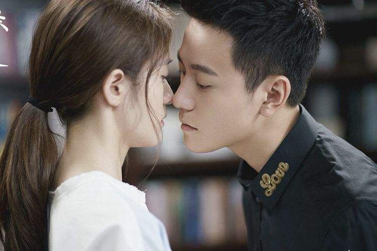 杨紫前男友秦俊杰被爆出新恋情神秘女友撒娇求抱满屏狗粮