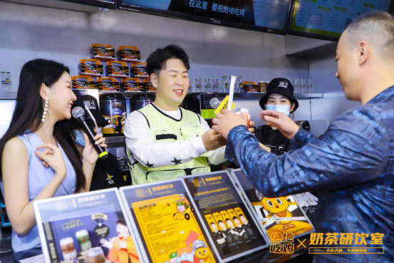 杜海涛出席绝地吃鸡奶茶开业现场,粉丝热议超火爆!