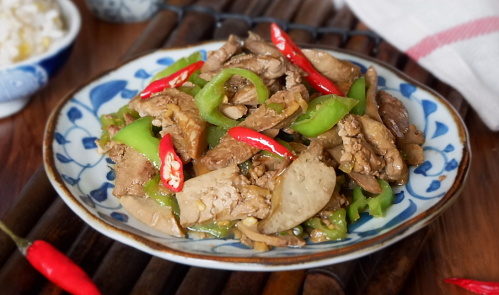 好处:鸭肝是动物鸭的内脏,很多人嫌弃它脏,其实是非常美味的食材,其实