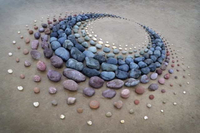 堆石头的艺术家又来了最新作品艺术感更强治愈强迫症