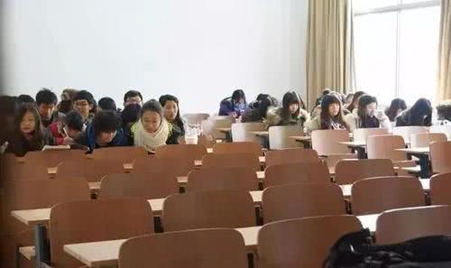 大学教室前排为什么没人坐?