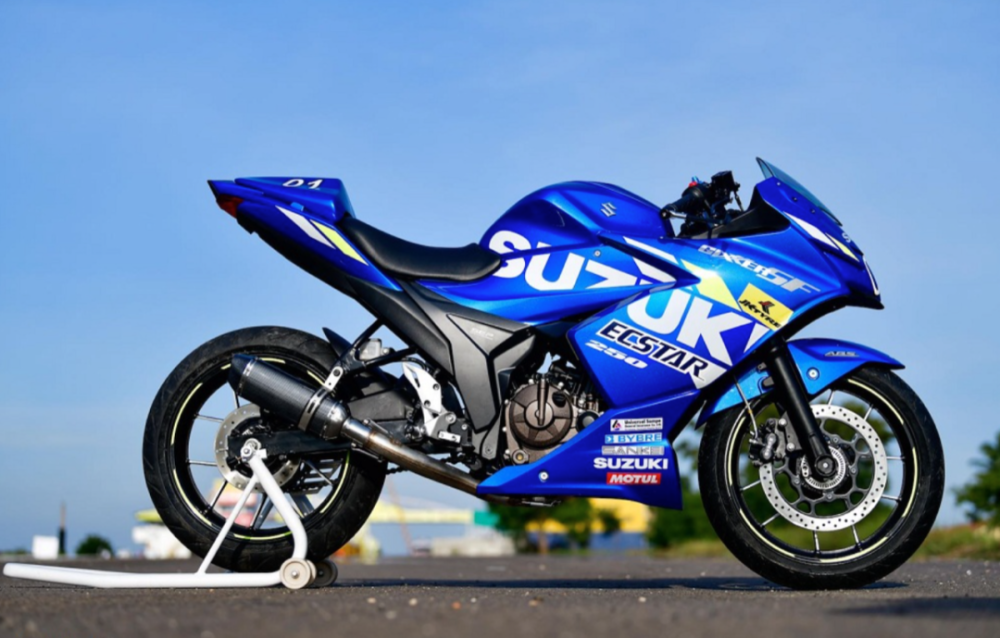 铃木极客飒250赛车改装案例展示,250单缸小跑车依然战斗_腾讯新闻