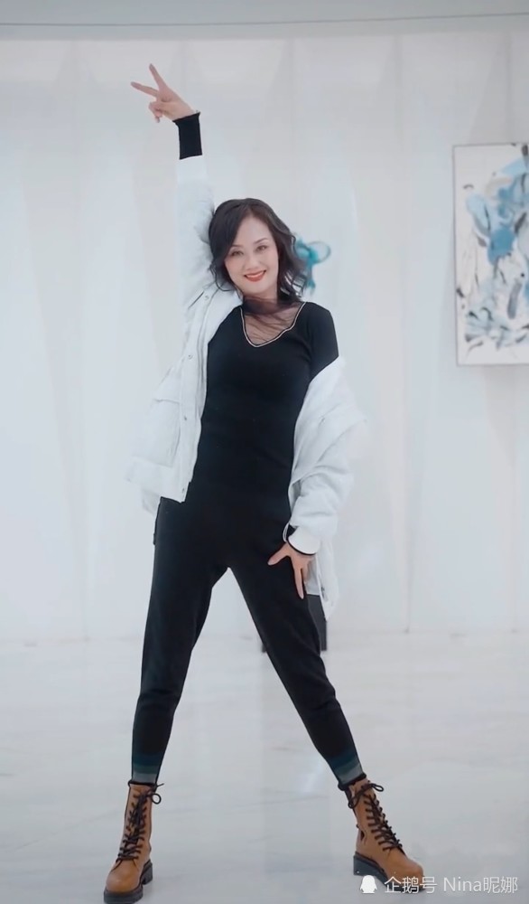 54岁李颖在家太惊艳穿小脚裤马丁靴跳舞腰细腿长170身高男生看羡慕