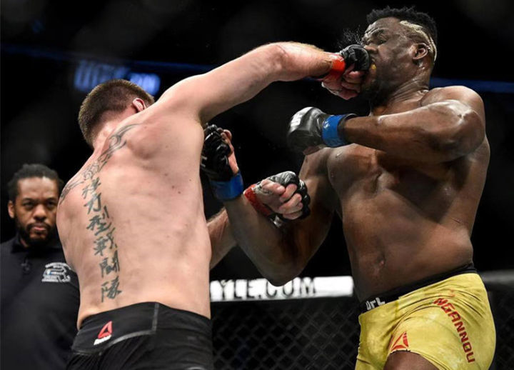 "减重"安东尼-约翰逊vs"铁血"纳干诺"减重"安东尼-约翰逊在当年也是