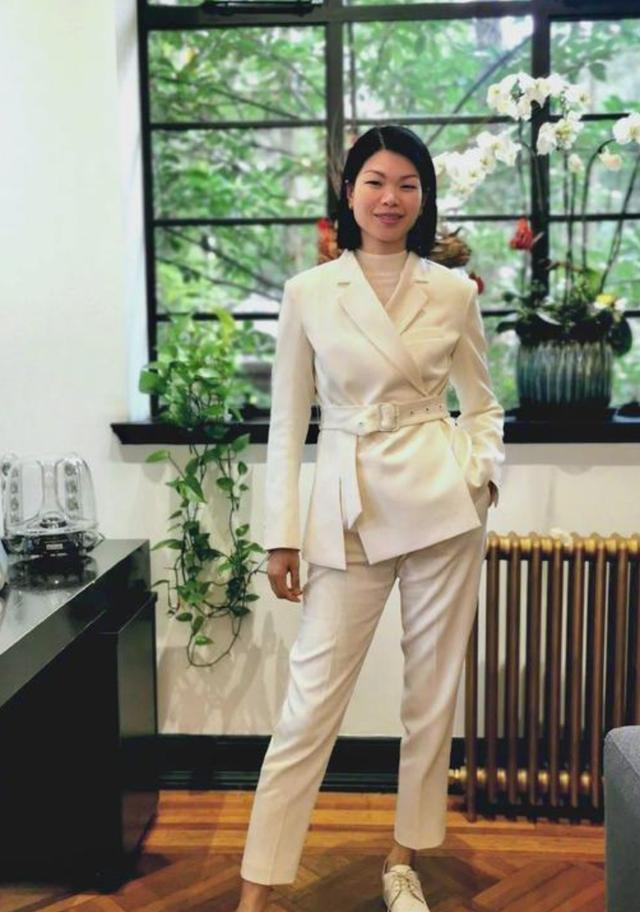 参观吕燕在法国的豪宅,可能是太怕冷了,客厅装有壁炉和暖气片