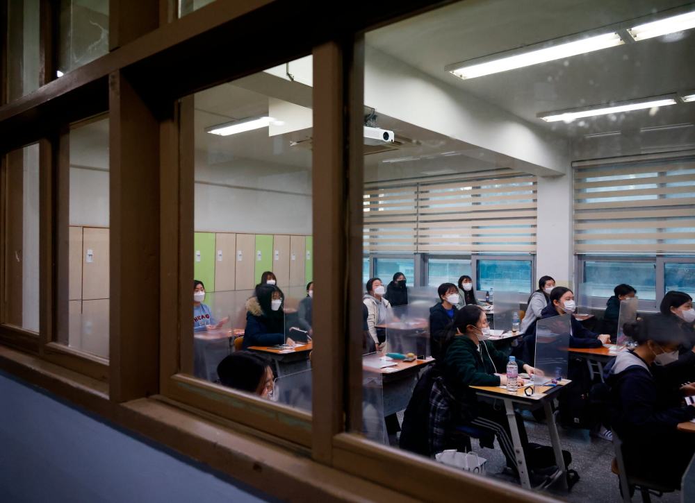 韩国开始历时9个小时的高考，但病毒让这次高考变得更加艰辛