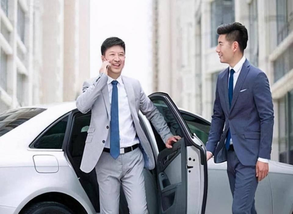 如果是乘坐出租车,那么要主动替领导打开后排右侧的车门.