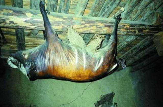 猪肉被吊在房顶上30年之久,有人花50万想买下,主人却不愿意卖_腾讯