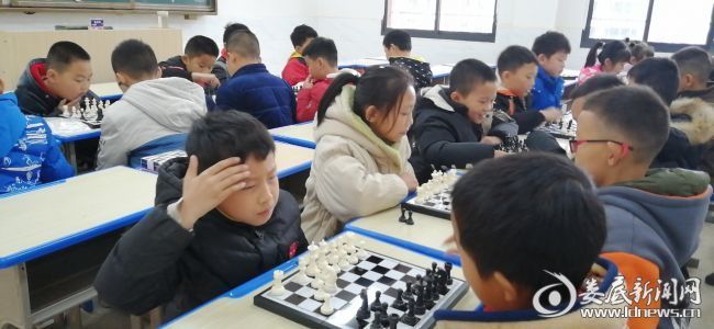 双峰丰茂学校以棋促学融合发展