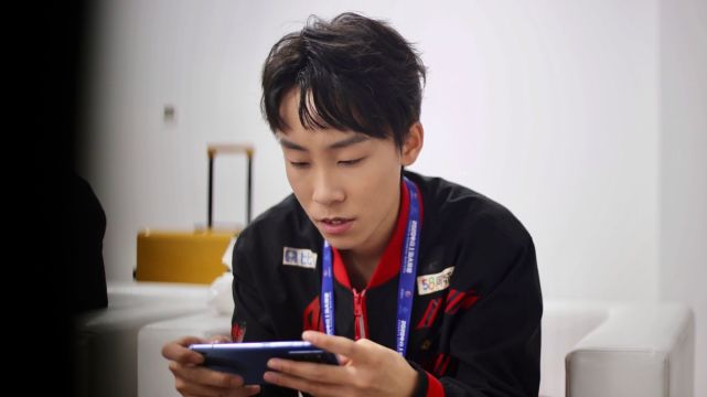 ag月光教练继续放烟雾弹七年三人连夜赶到重庆决赛首发阵容成迷