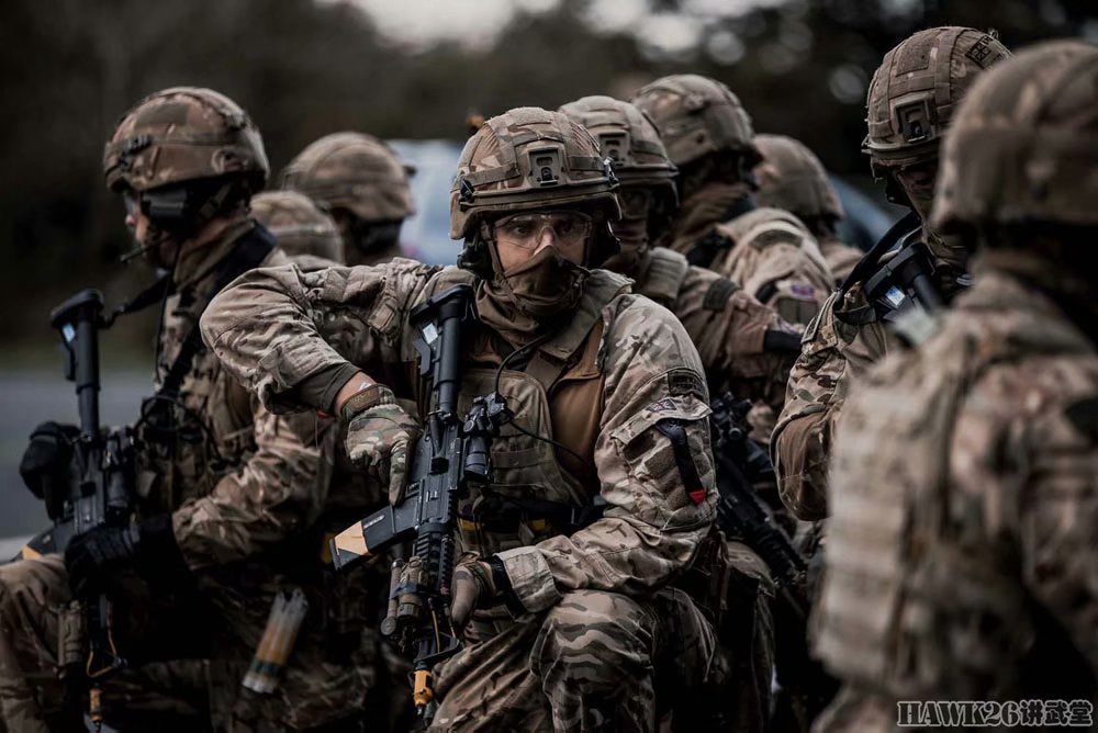 英国皇家海军陆战队实战演练 负责保护战略核潜艇 苦练近距离作战_腾