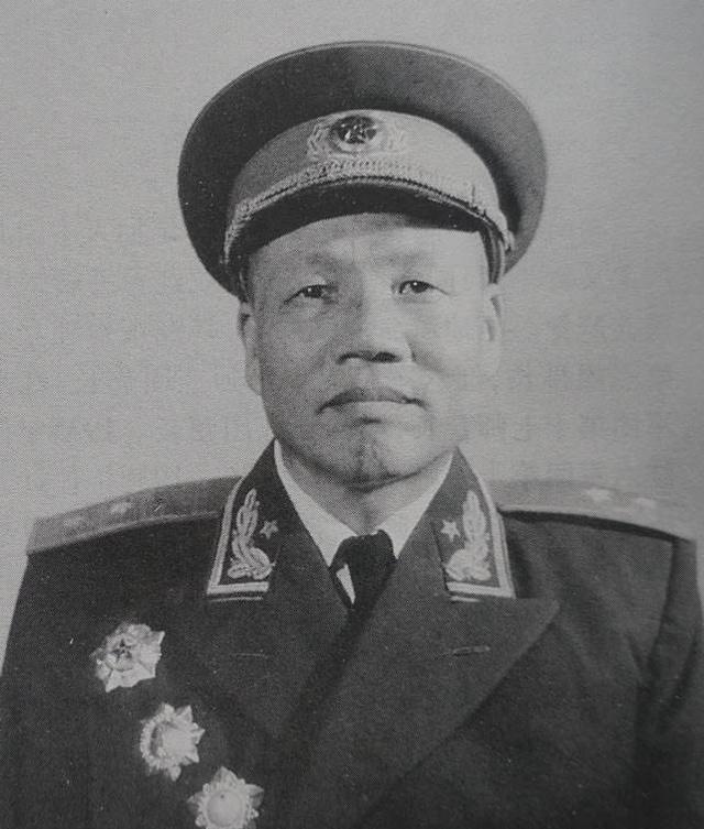 张辉瓒被俘他的一位副连长自愿参加红军后来成为开国中将