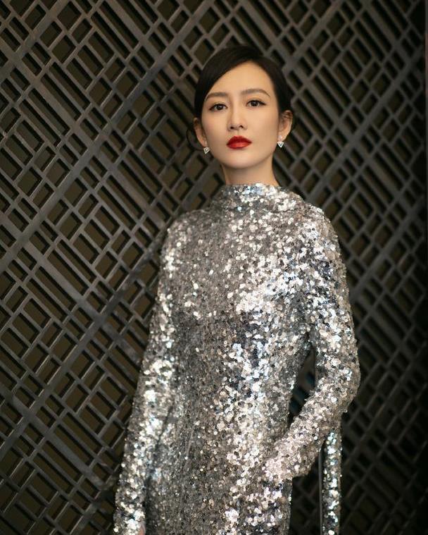 王鸥的亮片礼服造型真耐看不仅带着优雅感还非常抢镜