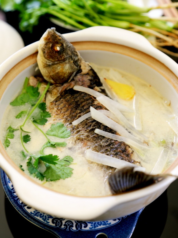 煮鱼用开水还是冷水?用错了,汤不白肉不嫩,腥味重营养还减半_腾讯新闻