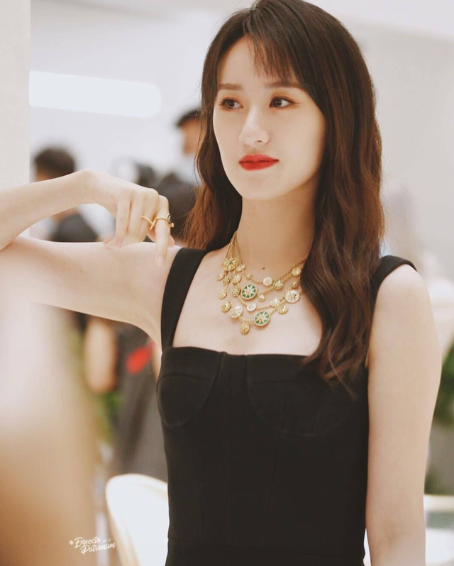 袁冰妍和baby同框,颜值气质全方位被虐,品牌待遇也相差很大