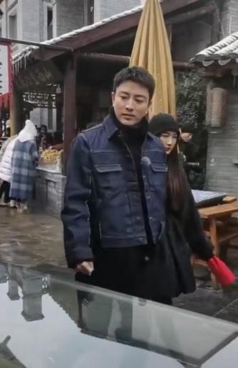 贾乃亮又被催复婚?携孟佳亲密同游,网友却称女方不如李小璐漂亮