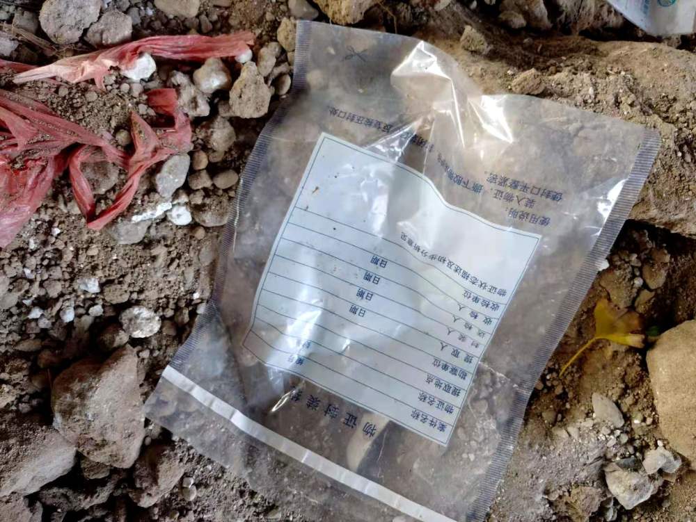 义乌后义村附近,甬金高速下的埋尸现场附近还残留着一个证物袋.