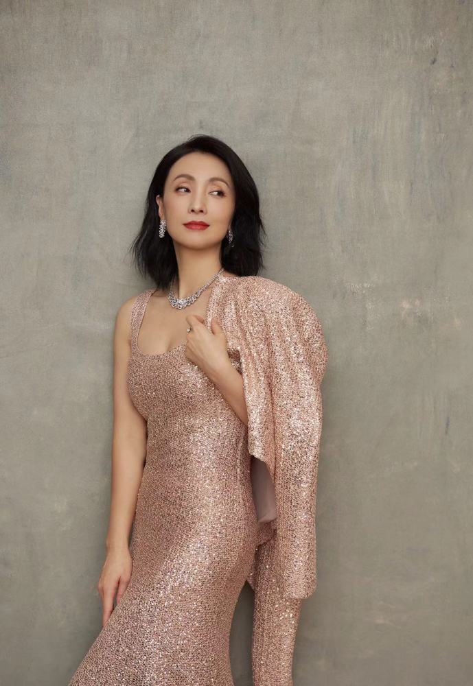 礼服自带小香风,是真好看,瞅瞅陶虹这一身,挺心动滴_腾讯新闻