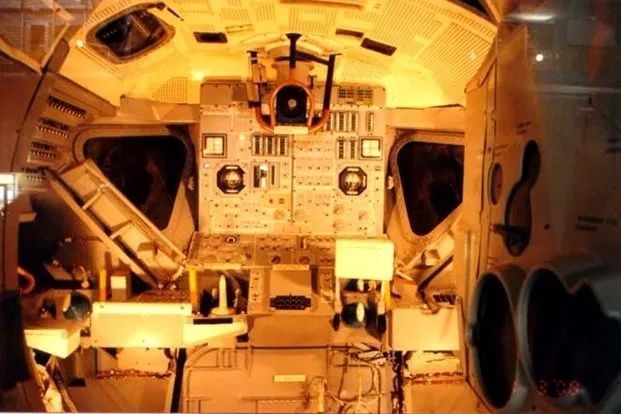 ▼ 神舟五号飞船内部控制台▼ space龙飞船内部控制台▼ space指挥