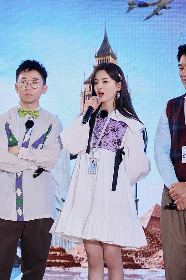 另一边,杨超越和杨迪选择了《粉红色的回忆》来拍摄金曲mv,两人来到撸