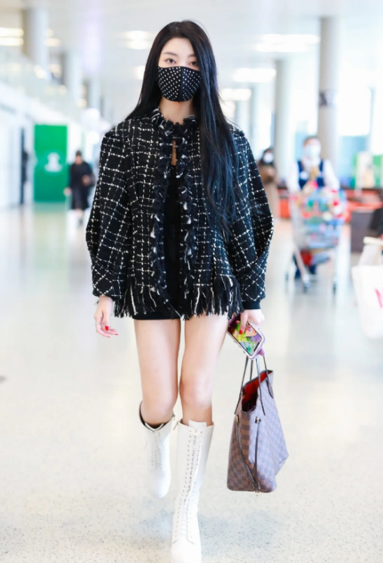 李紫婷为显腿长,大胆挑战马丁靴,不料秀出的腿成队里最细