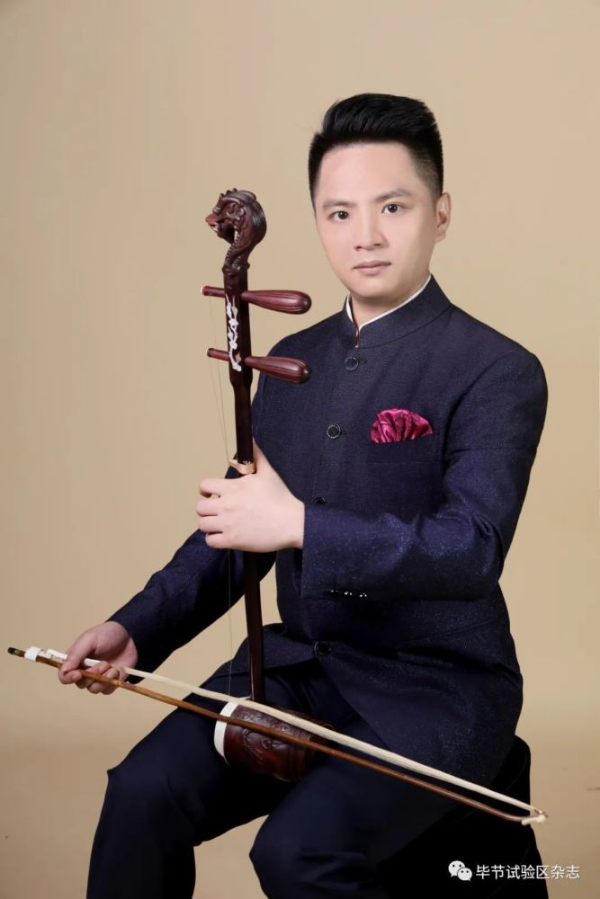 青年高胡演奏家麦毅