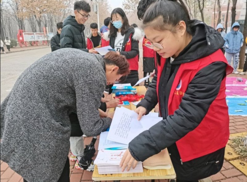 知艾防艾,健康同行!大学生志愿者宣传预防艾滋病科普知识