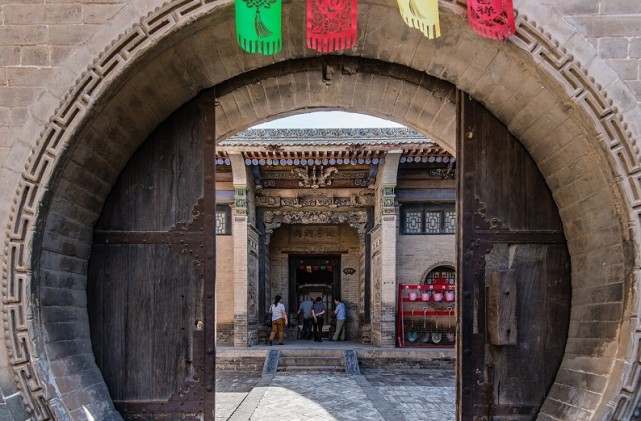 这是我国古代大宅门的一个缩影,通过里面的展览介绍,这里也是我国近代