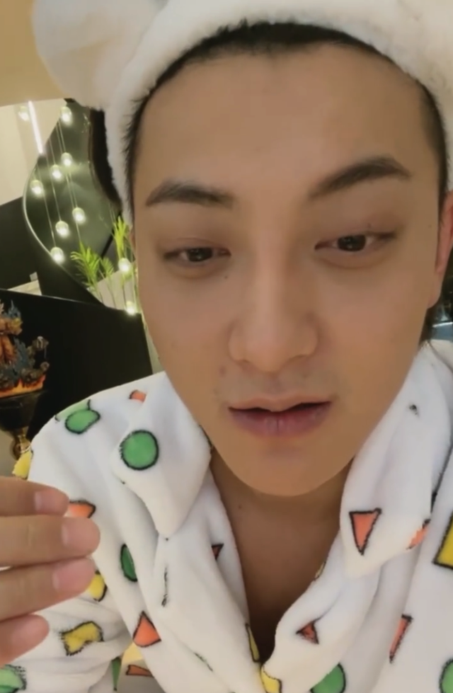 黄子韬因为家太大被吓到秀超大豪宅满屋手办素颜直播眉毛吸睛
