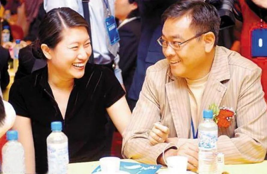 尔冬升混乱情史:嫌张曼玉丑,与妻子丁克9年,61岁却与情人生子