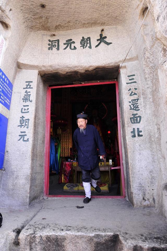 华山长空栈道上健步如飞的老道长金庸真的低估了华山派的轻功