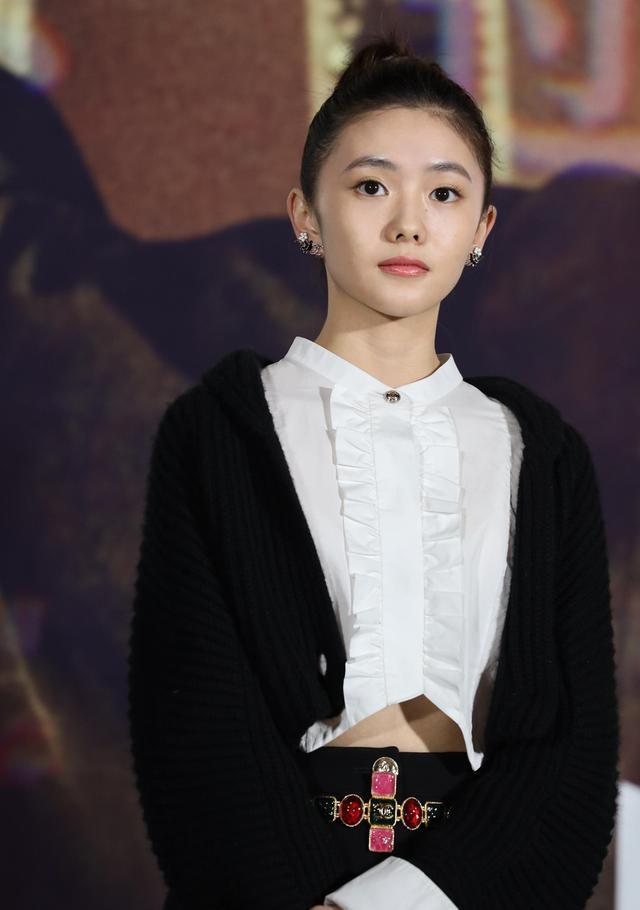 张艺谋新片首映携新谋女郎首露面注意避嫌她穿短裤腿也太长了