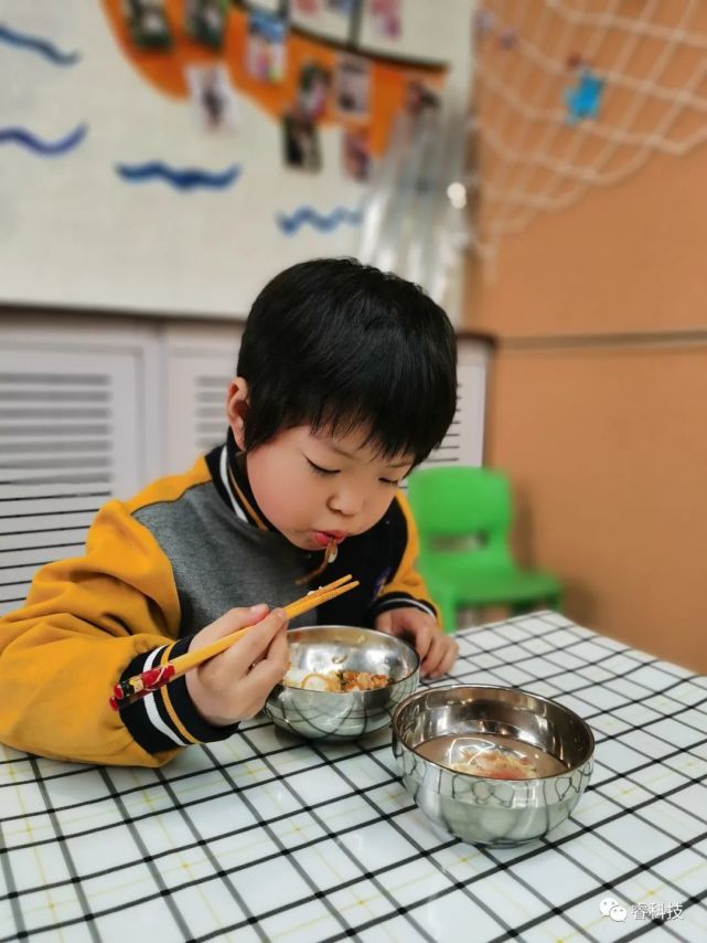 为什么两岁幼儿能够熟练使用筷子