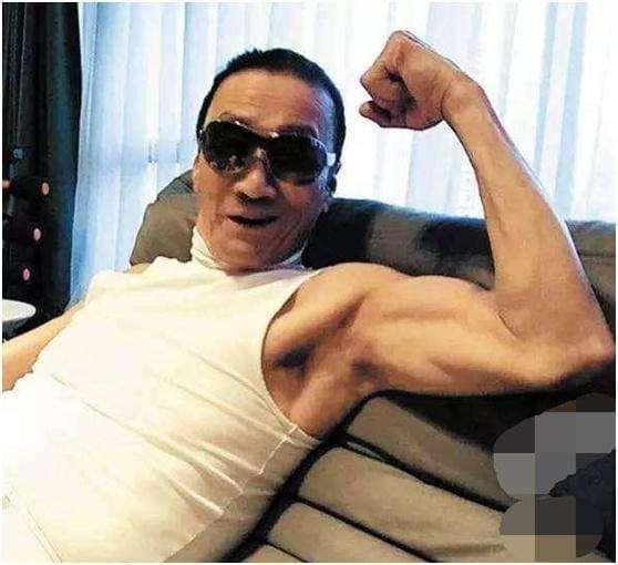 回看前几年的谢贤,还像个活脱脱的汉子,穿着背心带着墨镜秀肌肉耍酷