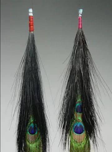 单眼镜戴花翎(左)和双眼顶戴花翎(右)年羹尧班师回朝后,获赐双眼顶戴