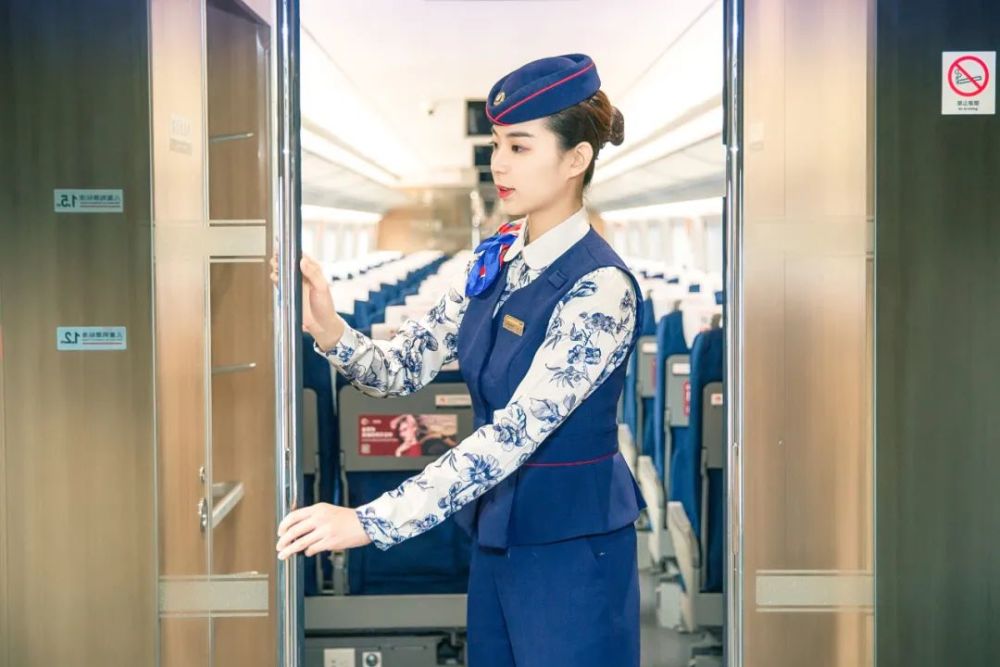 郑州客运段高铁一队列车长王清君介绍d55556次试运行列车值乘任务的据