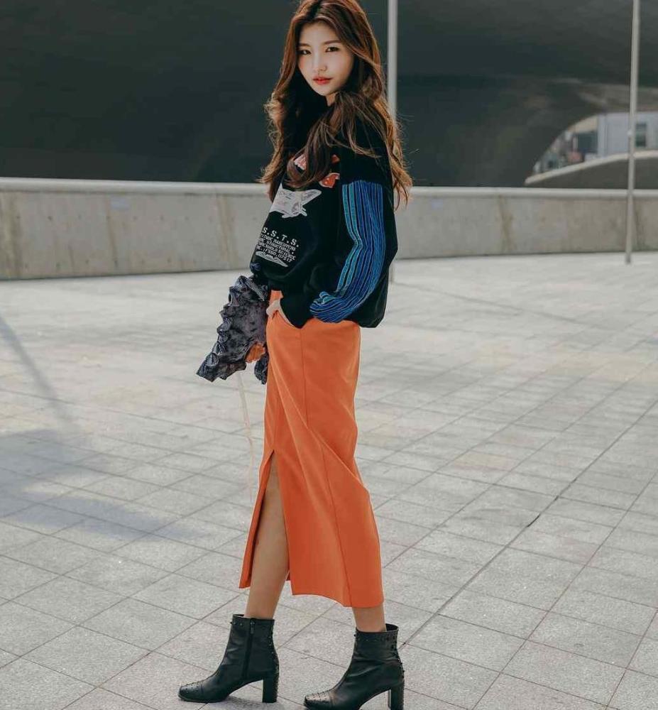 首尔街拍卫衣搭配开叉裙优雅与个性并存演绎不费力的时髦