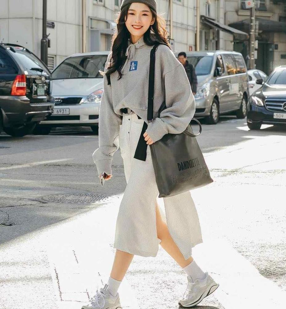 首尔街拍卫衣搭配开叉裙优雅与个性并存演绎不费力的时髦