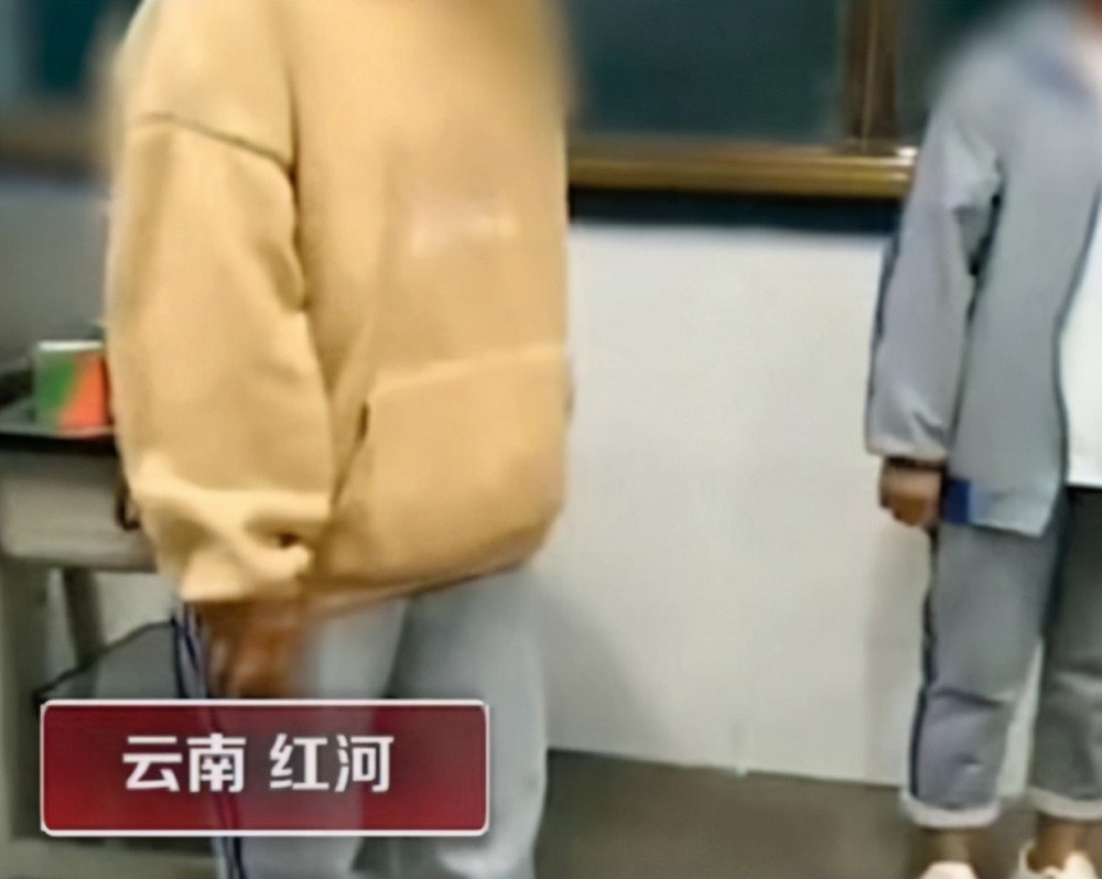 云南某学校老师要求3名学生排队砸手机，教育局：违法，已停课