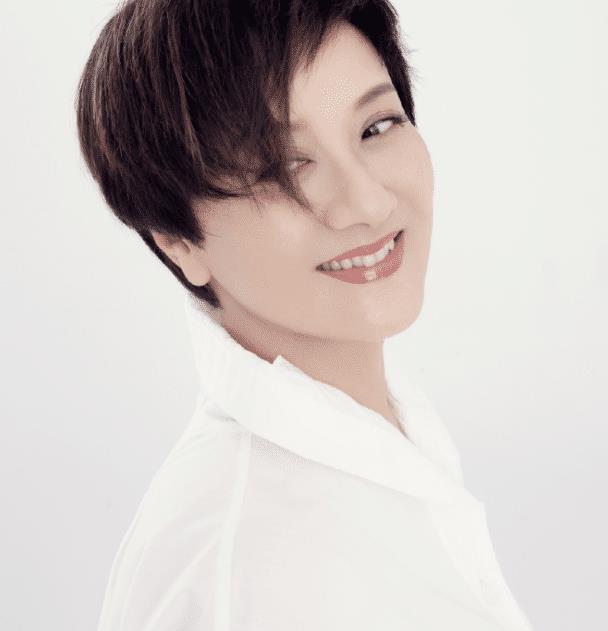 难怪张国立要将自己老婆藏在家看邓婕久违露面的样子我秒懂了